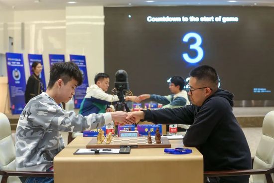 12月31日，电影发布了一组“2021不想忘记的回忆”跨年组图，回顾了恋人一起经历的无数个美好时刻：第一次亲吻、第一张合影、一起看日出、令人悸动的对视...每一个难忘的回忆都和TA有关，和TA相爱的点点滴滴，才构成了让人不舍得忘记的2021